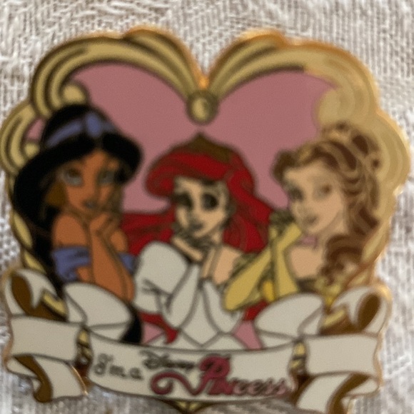 Disney pin 2006 I’m A Princess-Jasmine, Ariel and Belle.  Pink Heart Gold - Picture 4 of 5